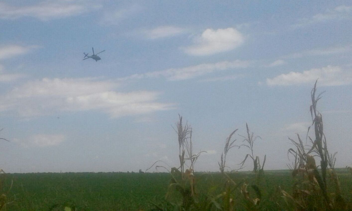 Helicóptero sobrevoa a aldeia.
